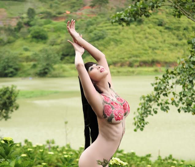 Độc[-]đáo[-]bộ[-]ảnh[-]body[-]painting[-]của[-]Lê[-]Kiều[-]Như[-]do[-]họa[-]sĩ[-]Miên[-]Thảo[-]vẽ